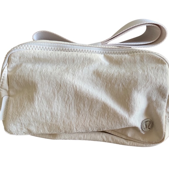 Lululemon Everywhere Belt Bag White Opal - Picture 3 of 4
